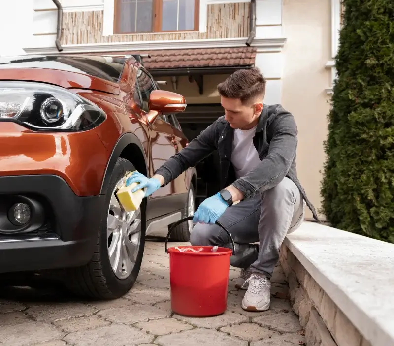 Lavage auto à domicile Plounérin : professionnel intervenant sur un véhicule